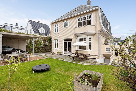 Velkommen til Breidablikgata 194 - En stor, ærverdig og velholdt villa med flott beliggenhet i Haugesund sentrum!