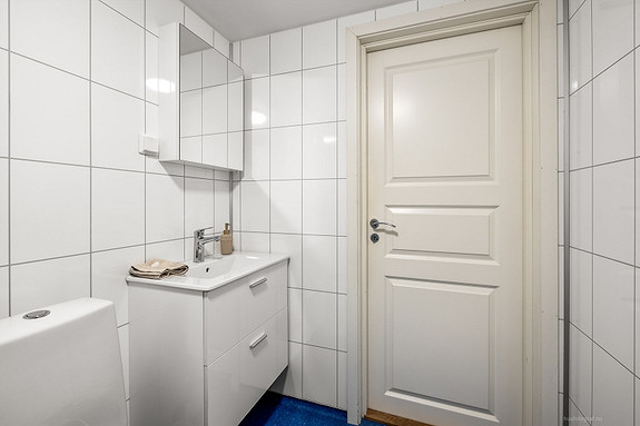 Bad renovert i 2019 med servant, dusjhjørnet og speil.