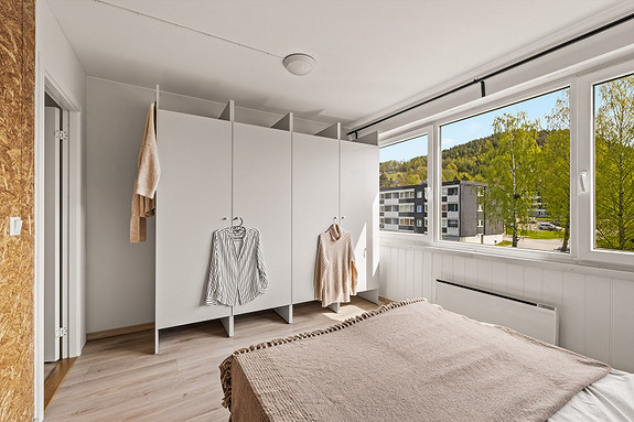Leiligheten har et pent og romslig soverom med garderobe.