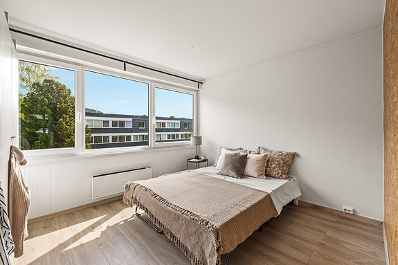 Stort soverom med plass til dobbeltseng.
