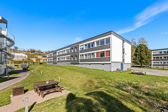 Kort gangavstand til Lierbyen med butikker, legekontor, apotek og serveringssteder.