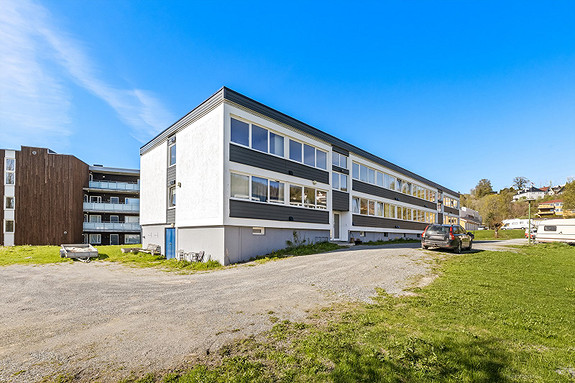 Fossveien 12A har en attraktiv beliggenhet i sentrale og grønne omgivelser, like utenfor Lierbyen sentrum.