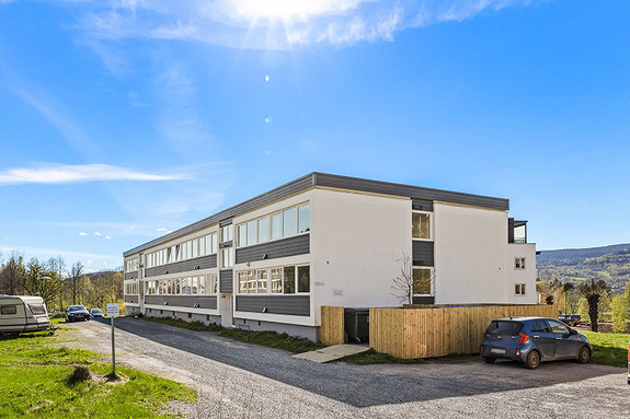 Eiendommen har en fin beliggenhet i et rolig, attraktivt og fredelig boligområde.