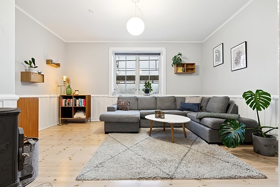 Velkommen inn til Ulstadløkkveien 16. En nydelig 2-roms på 48 kvm med vedfyring. Fullt møblert!