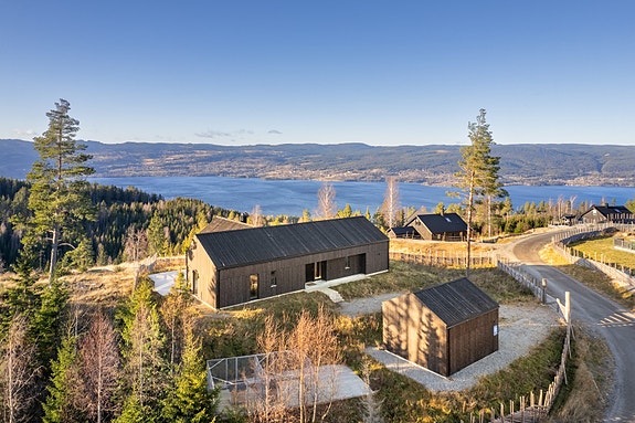 Budalslia 16 - Er en anledning av de sjeldne! Fritidsboligen er plassert på en høyde i terrenget ca. 388 moh. med fantastiske solforhold og panoramautsikt over landskapet og Mjøsa i dalen nedenfor.