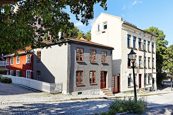 Velkommen til Dops gate 9 - et særpreget og attraktiv townhouse i historiske omgivelser over 3 plan! En sjelden mulighet som må sees!