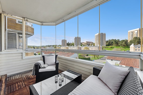 Velkommen til lys og pen 3-roms med sydvestvendt innglasset balkong!