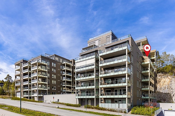 Velkommen!
Leiligheten har balkong mot øst og har mindre støy fra adkomstvei, samt flott utsikt.