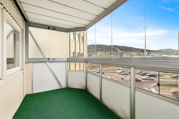 Fra stuen er det utgang til innglasset balkong på 7 kvm med god plass for utemøbler.