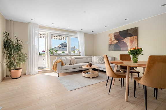 Velkommen til Skøyenåsveien 18, presentert av Tinholt Eiendomsmegling.