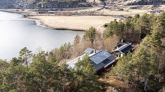 Velkommen til Rullestadvegen 49 - En romslig og innholdsrik hytte, plassert høyt i terrenget med fri og slående vakker utsikt mot Rullestadvatnet.