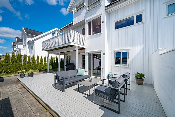 Leiligheten ligger i 1.etg med trappefri adkomst. Stor terrasse utenfor!