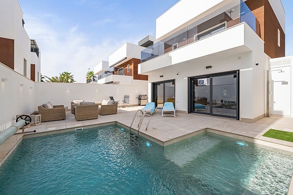 Eksklusiv villa med privat basseng i populære Torre de la Horadada | 3 soverom og 3 bad |