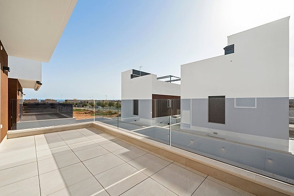 Eksklusiv villa med privat basseng i populære Torre de la Horadada | 3 soverom og 3 bad |