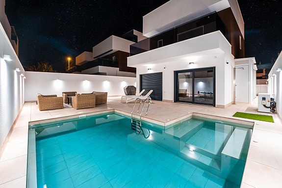 Eksklusiv villa med privat basseng i populære Torre de la Horadada | 3 soverom og 3 bad |