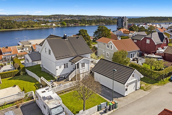 Boligen ligger vakkert til på Lenes Ås med fantastisk utsikt mot Langesundsundet og Langøya.