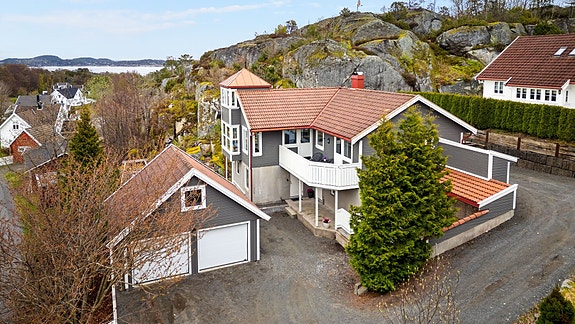 Velkommen til Fjellvikveien 7- flott enebolig med to utleieleiligheter i underetasjen.