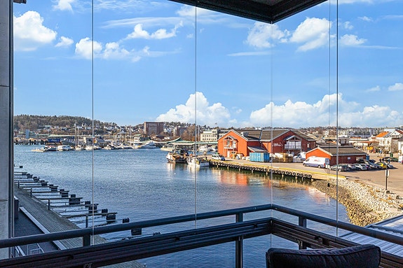 Fra balkongen har du en nydelig utsikt mot byen og sjøen, som skaper en flott ramme rundt hjemmet.