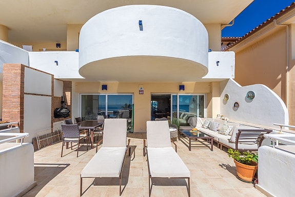 Luksuriøs toppleilighet over to plan | Første linje mot stranden   med spektakulær utsikt mot havet