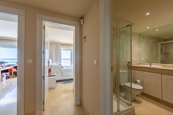 Luksuriøs toppleilighet over to plan | Første linje mot stranden   med spektakulær utsikt mot havet