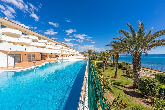 Luksuriøs toppleilighet over to plan | Første linje mot stranden   med spektakulær utsikt mot havet