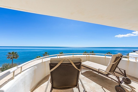 Luksuriøs toppleilighet over to plan | Første linje mot stranden   med spektakulær utsikt mot havet