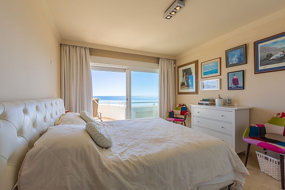 Luksuriøs toppleilighet over to plan | Første linje mot stranden   med spektakulær utsikt mot havet