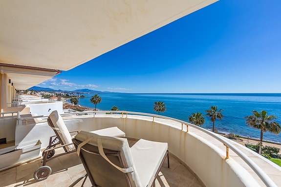 Luksuriøs toppleilighet over to plan | Første linje mot stranden   med spektakulær utsikt mot havet