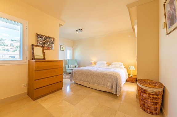 Luksuriøs toppleilighet over to plan | Første linje mot stranden   med spektakulær utsikt mot havet