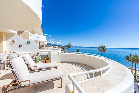 Luksuriøs toppleilighet over to plan | Første linje mot stranden   med spektakulær utsikt mot havet