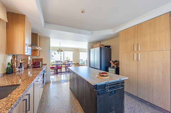 Luksuriøs toppleilighet over to plan | Første linje mot stranden   med spektakulær utsikt mot havet