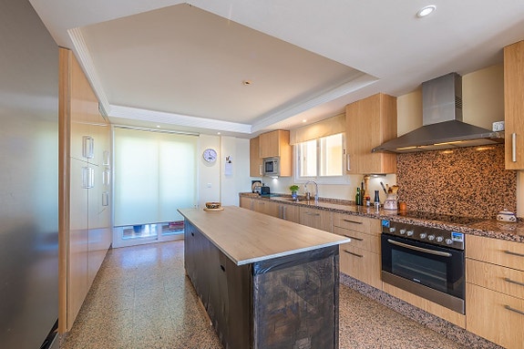 Luksuriøs toppleilighet over to plan | Første linje mot stranden   med spektakulær utsikt mot havet