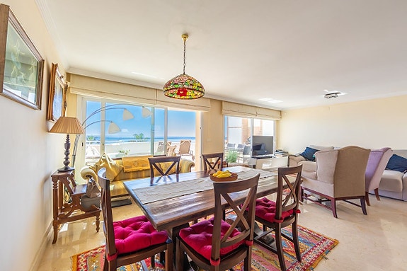 Luksuriøs toppleilighet over to plan | Første linje mot stranden   med spektakulær utsikt mot havet