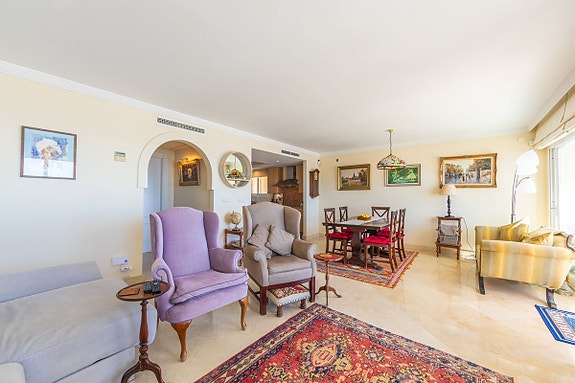 Luksuriøs toppleilighet over to plan | Første linje mot stranden   med spektakulær utsikt mot havet