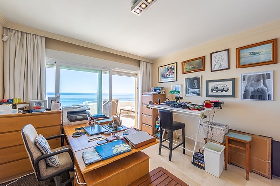 Luksuriøs toppleilighet over to plan | Første linje mot stranden   med spektakulær utsikt mot havet