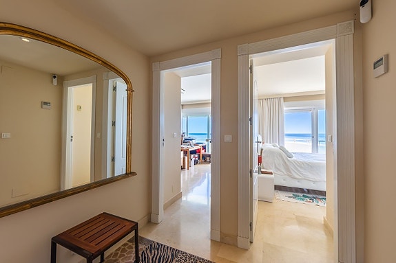 Luksuriøs toppleilighet over to plan | Første linje mot stranden   med spektakulær utsikt mot havet