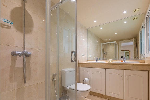 Luksuriøs toppleilighet over to plan | Første linje mot stranden   med spektakulær utsikt mot havet