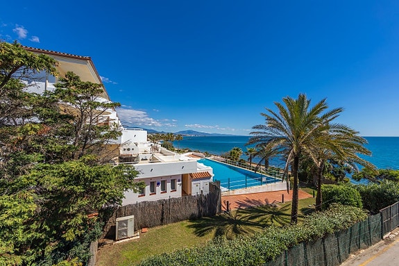 Luksuriøs toppleilighet over to plan | Første linje mot stranden   med spektakulær utsikt mot havet