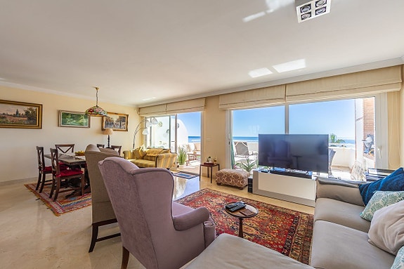 Luksuriøs toppleilighet over to plan | Første linje mot stranden   med spektakulær utsikt mot havet