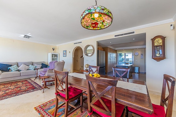 Luksuriøs toppleilighet over to plan | Første linje mot stranden   med spektakulær utsikt mot havet