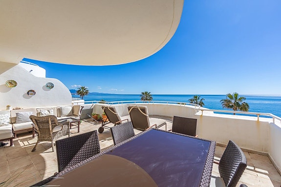 Luksuriøs toppleilighet over to plan | Første linje mot stranden   med spektakulær utsikt mot havet