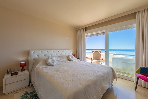 Luksuriøs toppleilighet over to plan | Første linje mot stranden   med spektakulær utsikt mot havet