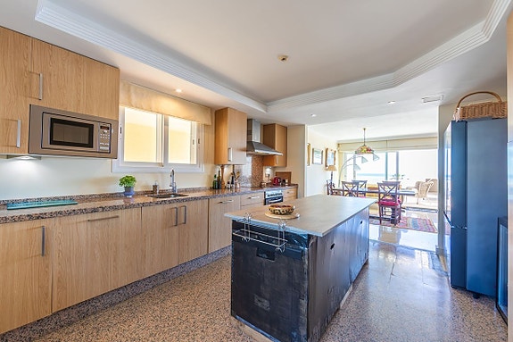 Luksuriøs toppleilighet over to plan | Første linje mot stranden   med spektakulær utsikt mot havet