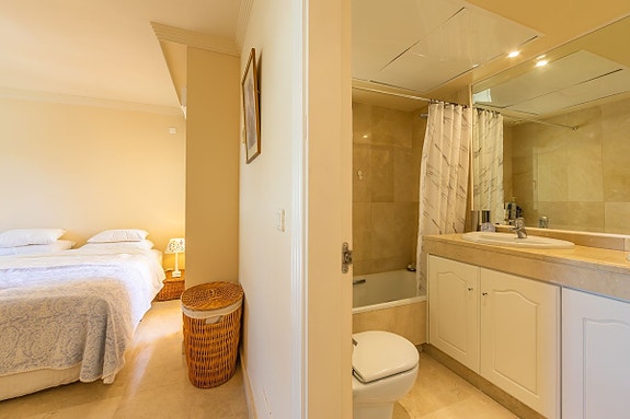 Luksuriøs toppleilighet over to plan | Første linje mot stranden   med spektakulær utsikt mot havet