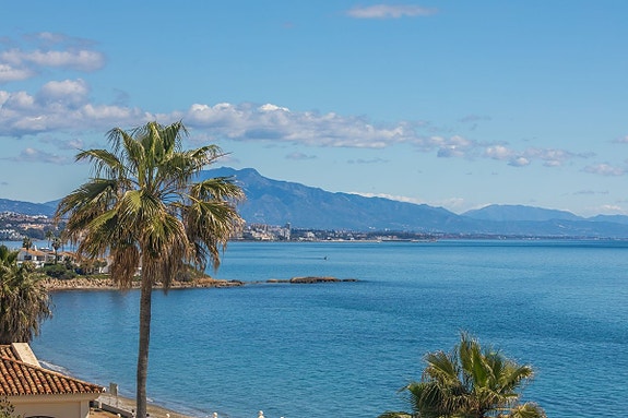 Luksuriøs toppleilighet over to plan | Første linje mot stranden   med spektakulær utsikt mot havet