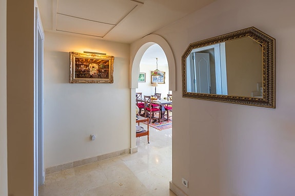 Luksuriøs toppleilighet over to plan | Første linje mot stranden   med spektakulær utsikt mot havet