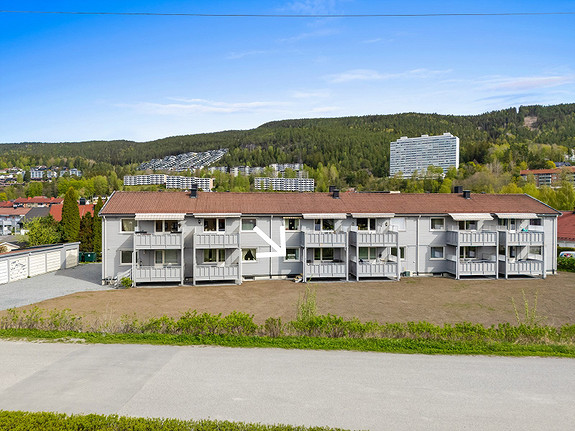 Eiendommen har en fin beliggenhet i et rolig, attraktivt og barnevennlig boligområde.