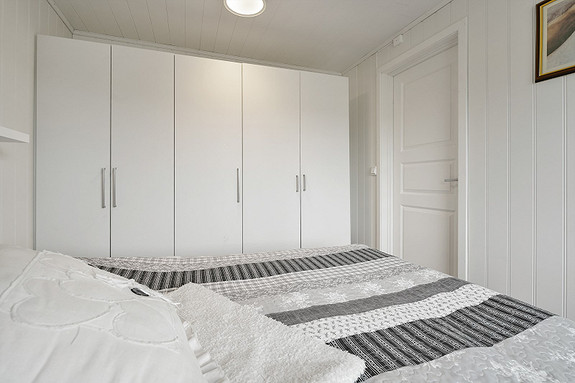Soverom med god plass til dobbeltseng og garderobe.