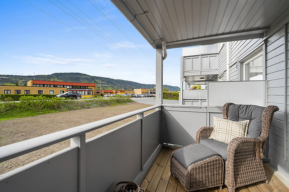 Det er umiddelbar nærhet til nærsenter, dagligvare, buss, barnehage, barneskole og idrettsanlegg.