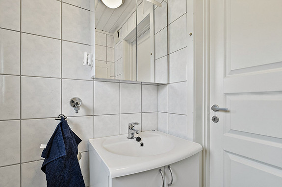 Moderne baderomsinnredning (2011) med opplegg for vaskemaskin.